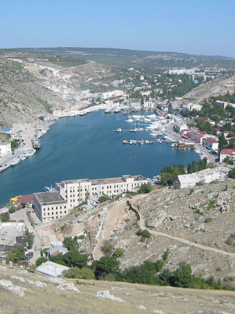 Балаклавская бухта с яхтами среди скал