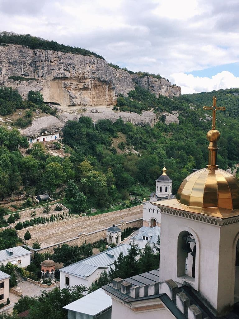 Успенский пещерный монастырь в скале ущелья Марьям-Дере