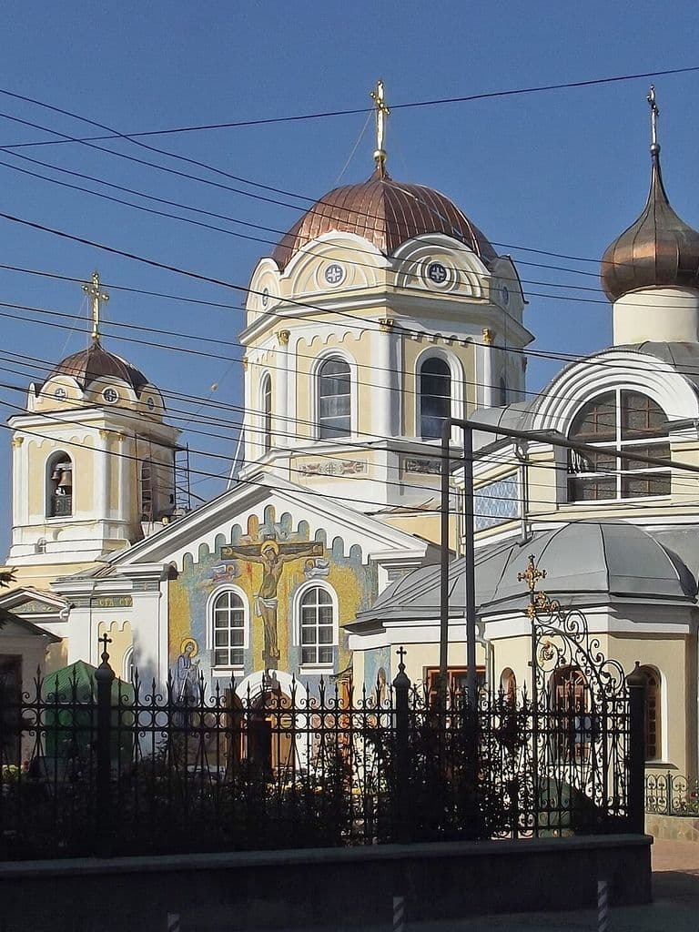 Свято-Троицкий собор с бирюзовыми куполами в Симферополе