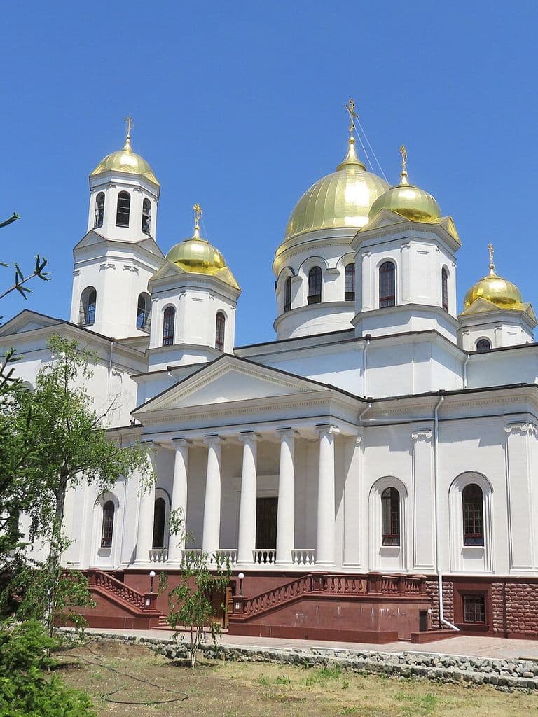 Белый собор Александра Невского с золотыми куполами в Симферополе