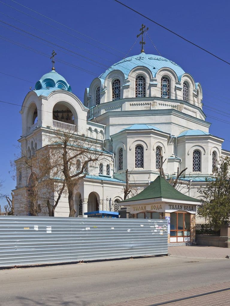 Свято-Николаевский собор в Евпатории с большим голубым куполом на фоне синего неба