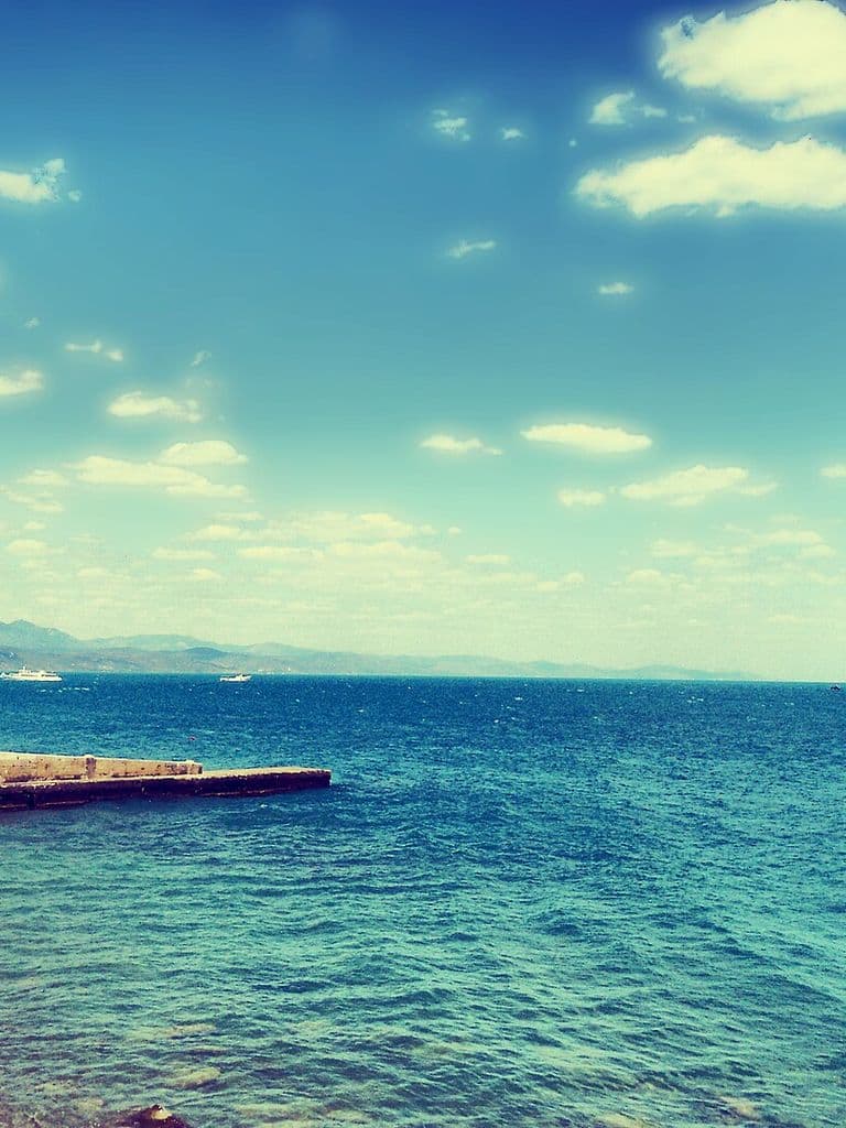 Пляж и волнолом Профессорского уголка в Алуште, Крым