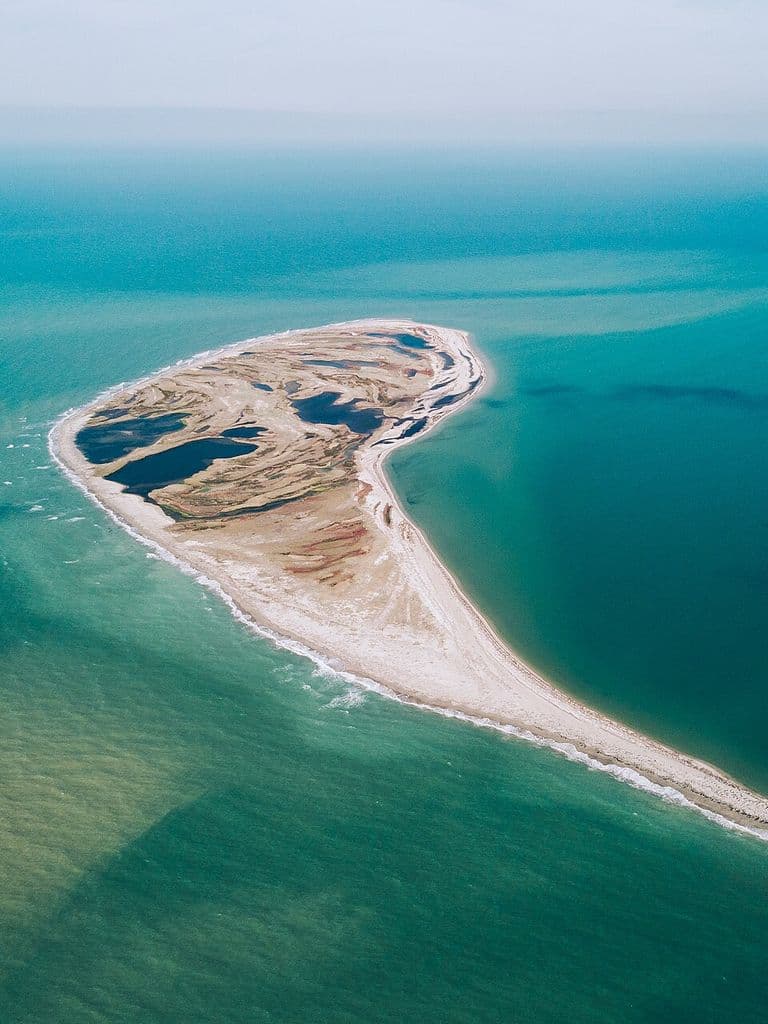 Бакальская коса с высоты: песчаный крючок в бирюзовой воде Каркинитского залива