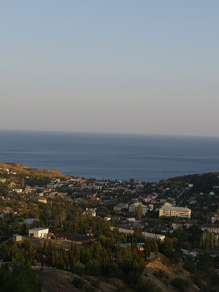 Панорама села Морское в долине у моря между Судаком и Алуштой