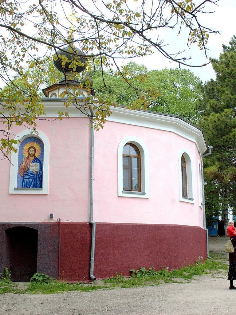 Храм Топловского монастыря среди зелени у села Тополёвка