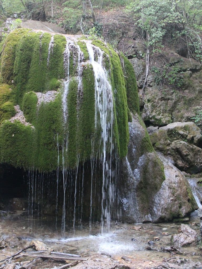 Водопад Серебряные струи с моховым козырьком в мае 2015 года, до обрушения