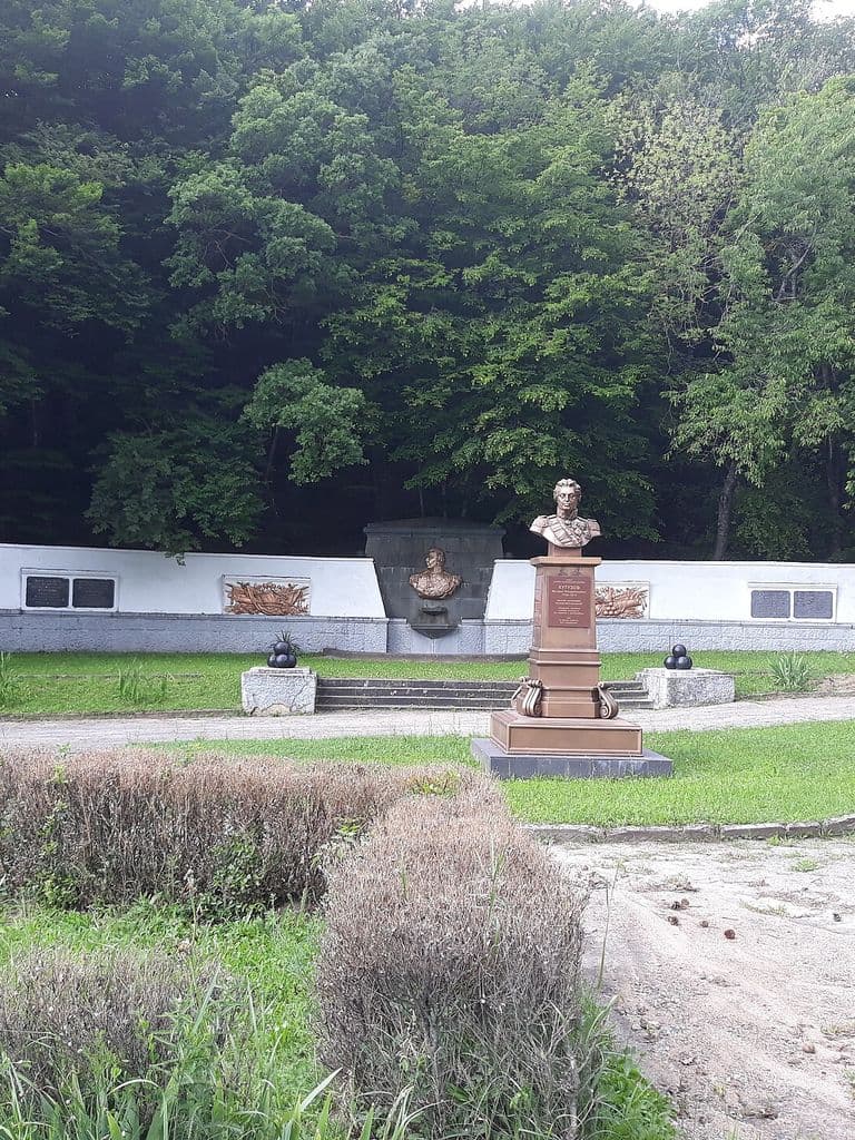 Мемориал Кутузовского фонтана с бюстом полководца у трассы под Алуштой