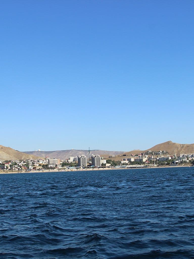 Посёлок Орджоникидзе в бухте Провато, вид с моря на холмы и берег