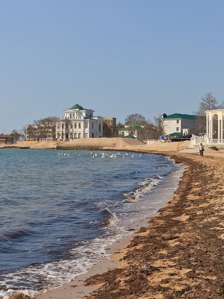 Набережная Евпатории с ротондой и песчаный берег у моря