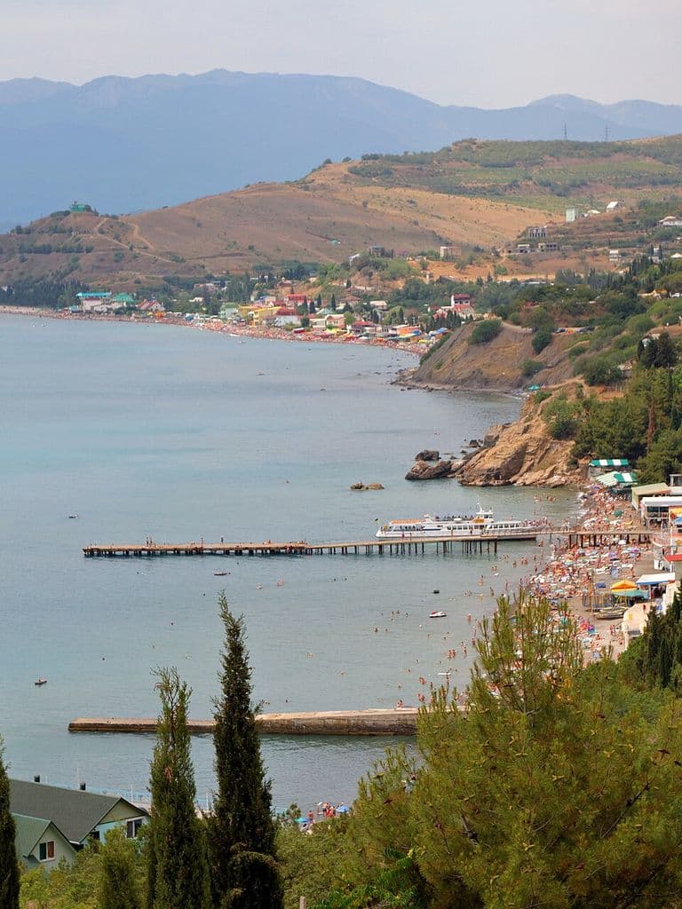 Малореченское с высоты: село у моря, пирсы и мыс с храмом-маяком