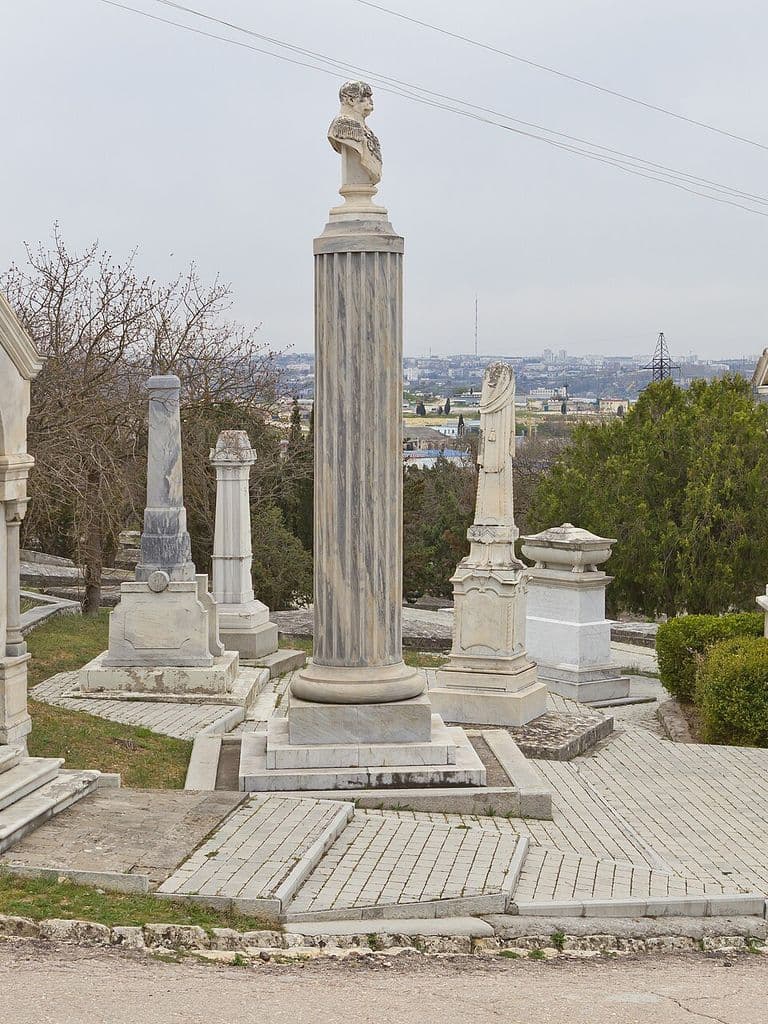 Мраморные надгробия и склепы Братского кладбища в Севастополе
