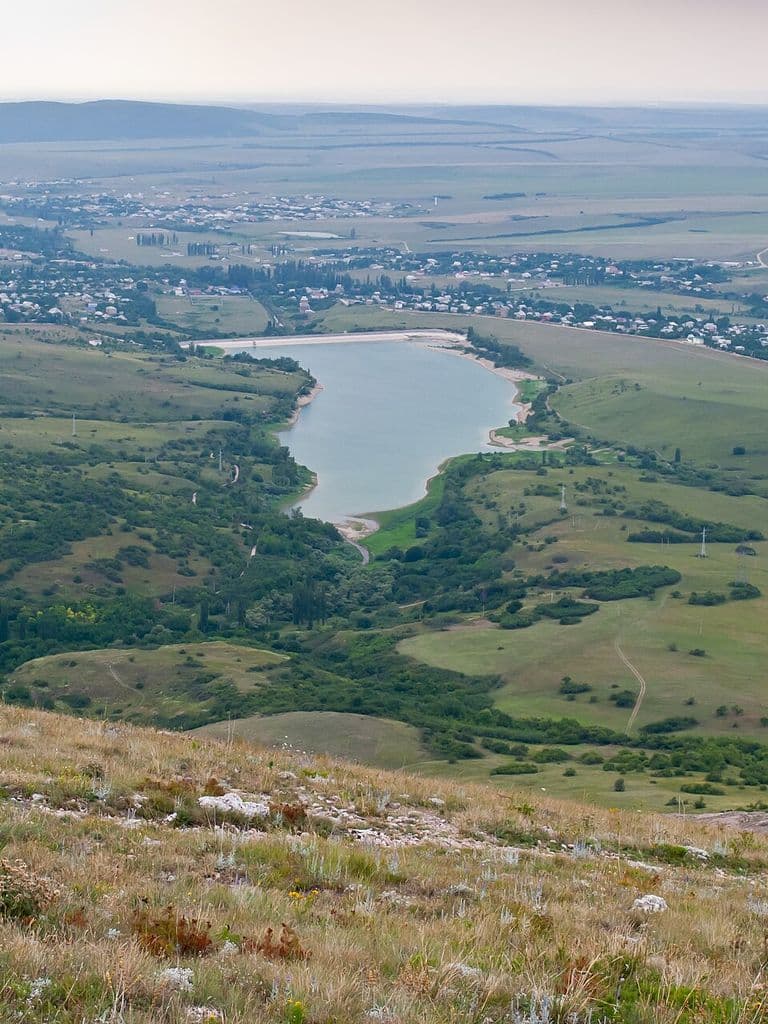 Вид сверху на Аянское водохранилище и село Заречное у подножия Чатыр-Дага
