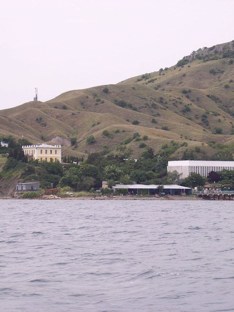 Корпуса Карадагской биостанции на берегу моря у подножия Карадага
