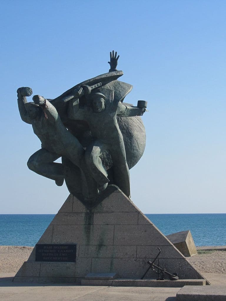 Медная скульптура трёх десантников на постаменте у моря под Евпаторией