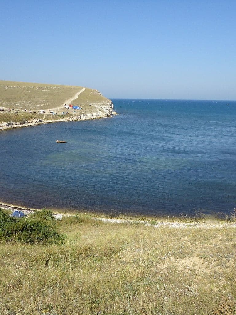 Бухта в устье балки Большой Кастель на Тарханкуте с палаточным лагерем на берегу