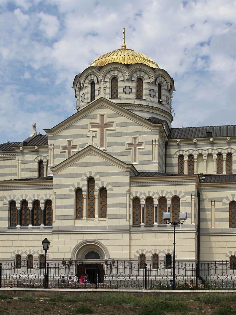 Владимирский собор в Херсонесе с золотым куполом и полосатой кладкой стен