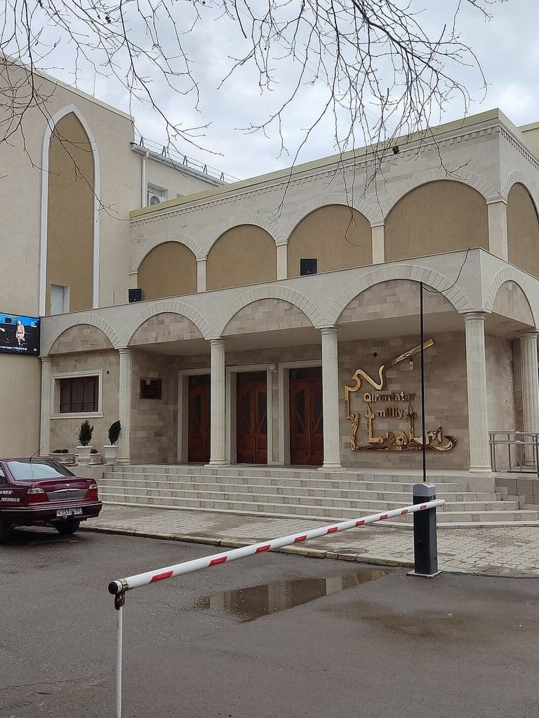 Здание Крымскотатарского театра в Симферополе: аркада со стрельчатыми арками и золотая вязь названия