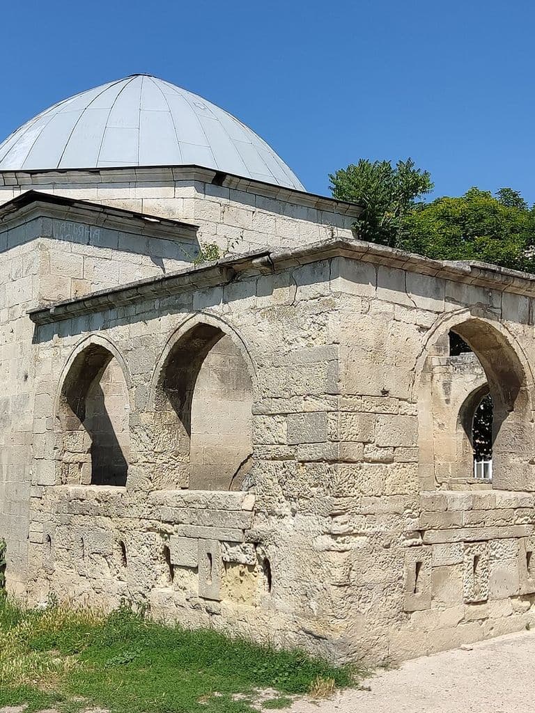 Эски-Дюрбе в Бахчисарае: каменная гробница под куполом с аркадой дворика