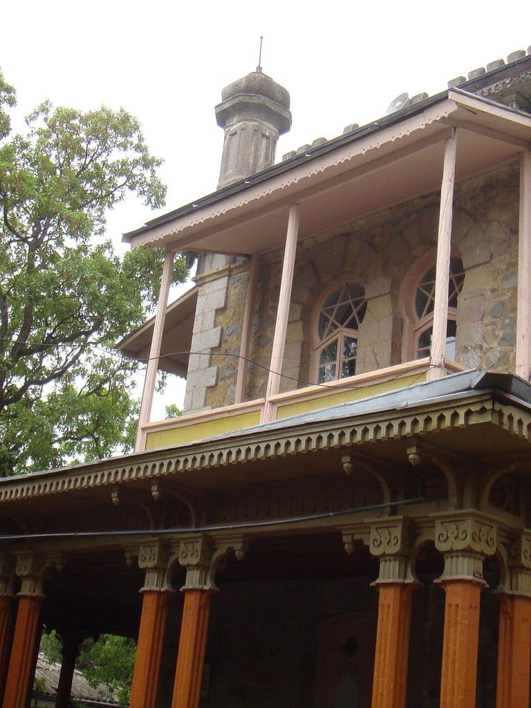 Дача академика Бекетова в Алуште: каменные стены, деревянная веранда-галерея и башенка над кровлей