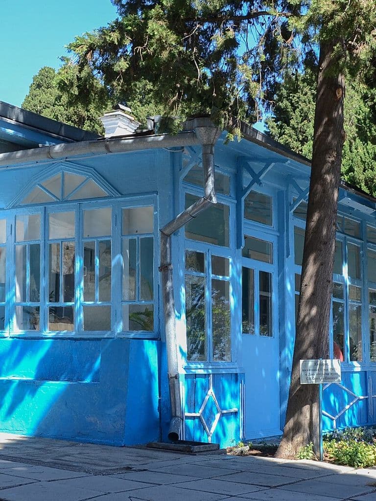 Голубая веранда дома-музея Сергеева-Ценского в Алуште среди кипарисов