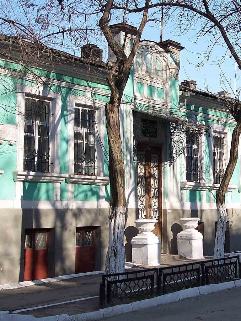 Бирюзовый дом на улице Вити Коробкова в Феодосии, где работает музей сестёр Цветаевых