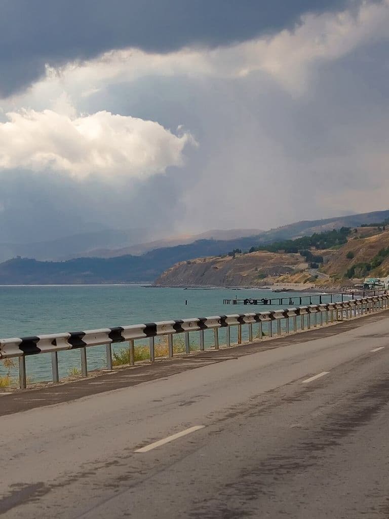 Берег Капсихорской бухты у села Морское, вид на мысы и море
