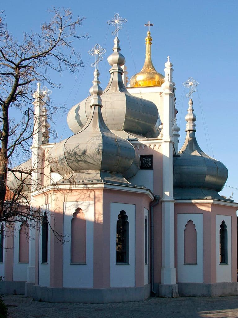 Храм Иоанна Златоуста в Ялте с серебристыми и золотым куполами на Поликуровском холме