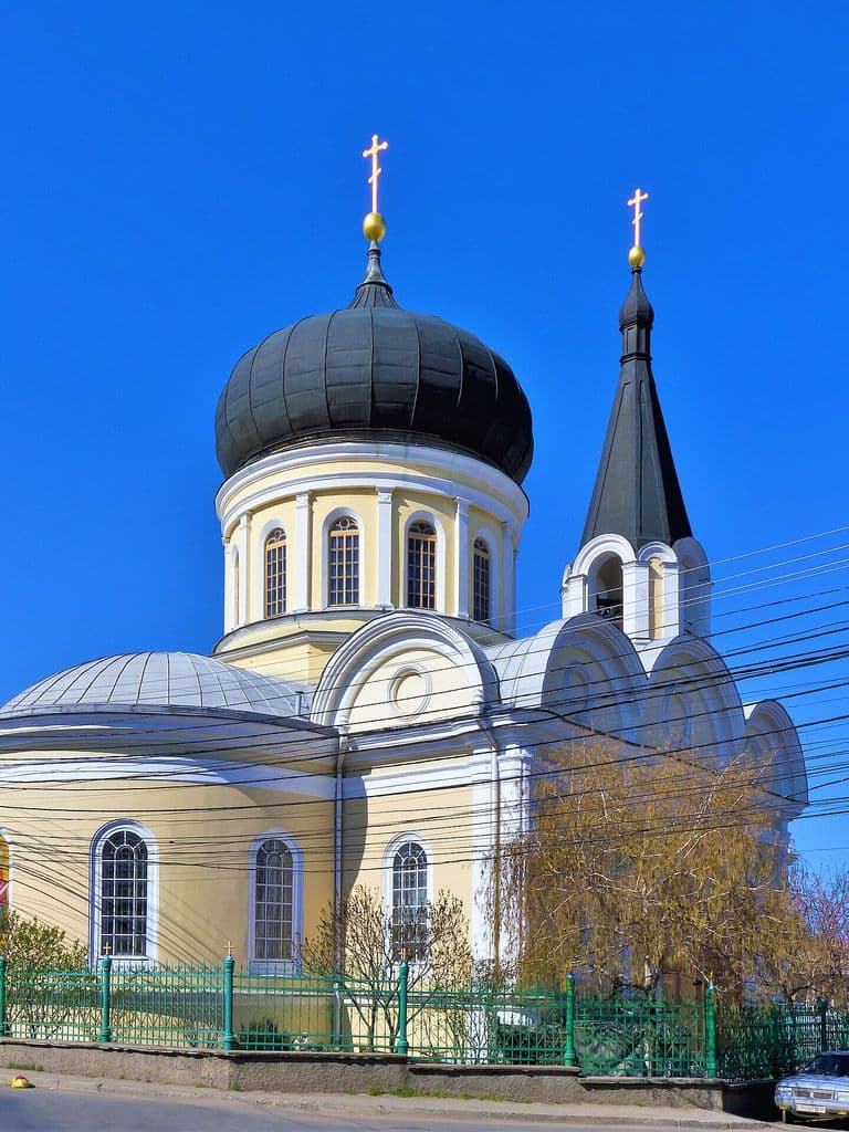 Петропавловский собор в Симферополе с чёрным луковичным куполом и колокольней