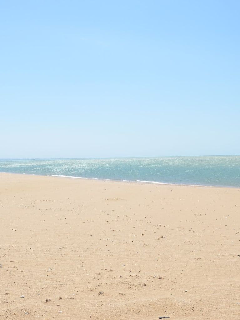 Широкий песчаный пляж Орловки под Севастополем и спокойное море