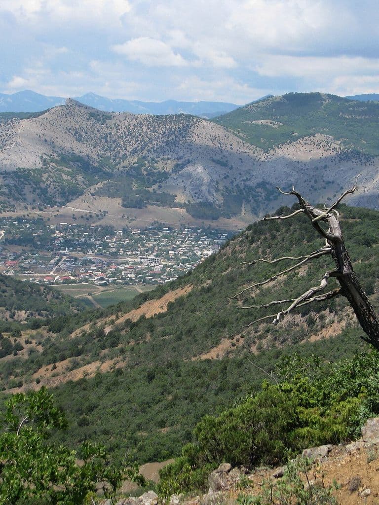 Вид с горы Перчем на село Весёлое в долине среди гор под Судаком
