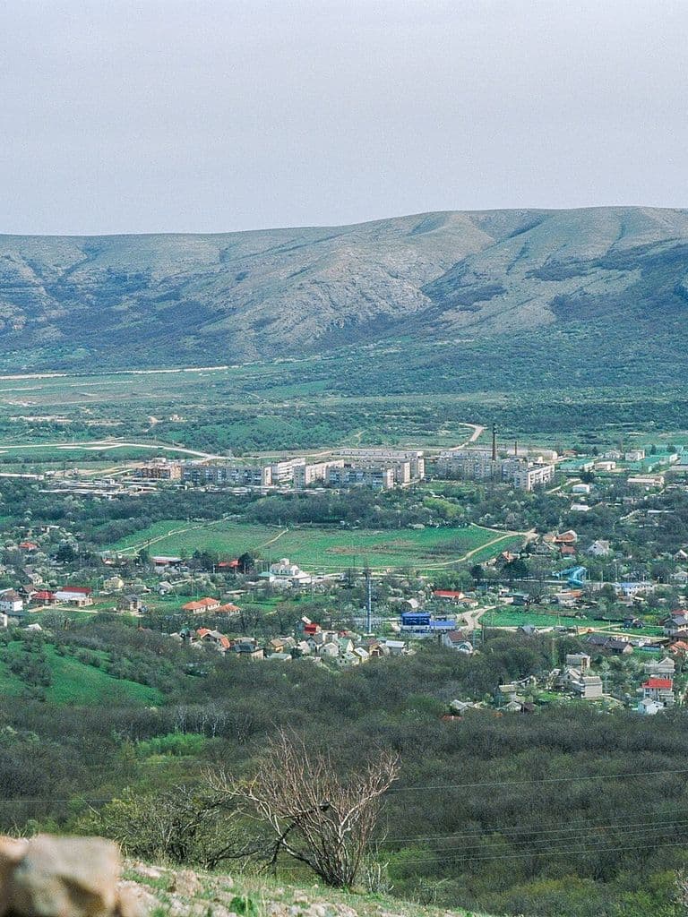 Вид со склона Чатыр-Дага на село Перевальное и горный хребет за долиной