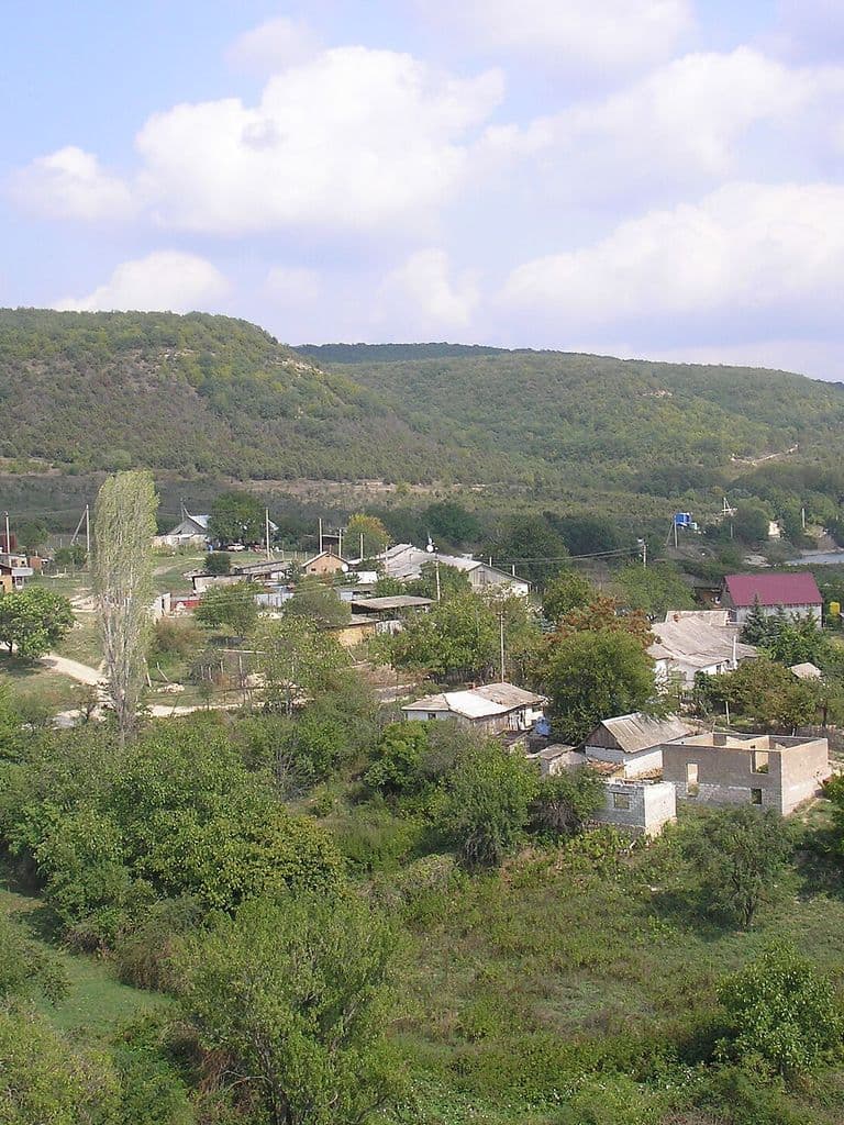 Село Родное в горной долине среди лесистых гряд под Севастополем