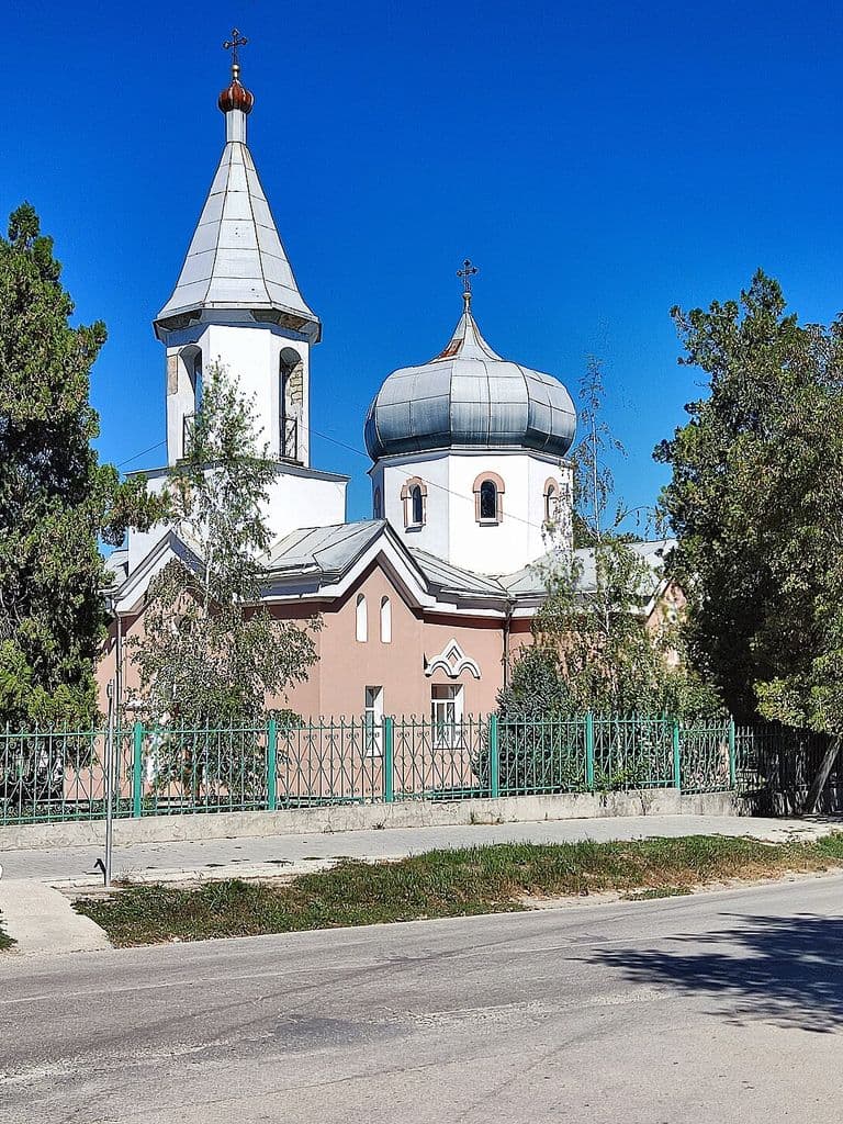 Свято-Никольский храм в посёлке Зуя: колокольня и купол над оградой