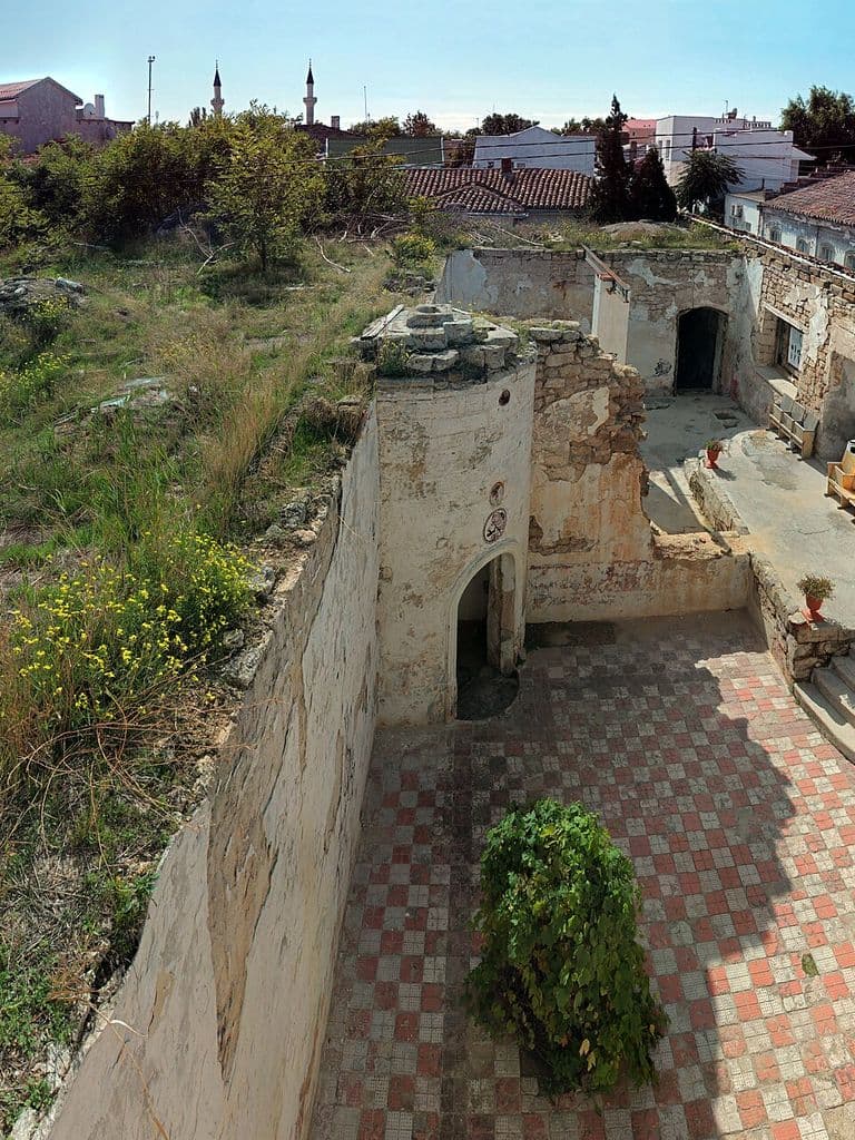 Двор турецкой бани XVI века в Евпатории с каменными стенами, куполами и лестницей