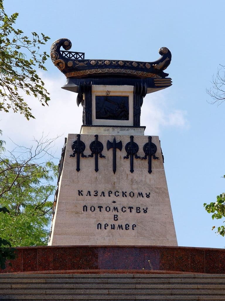 Памятник Казарскому на Матросском бульваре в Севастополе: чугунная трирема на постаменте с надписью «Казарскому. Потомству в пример»
