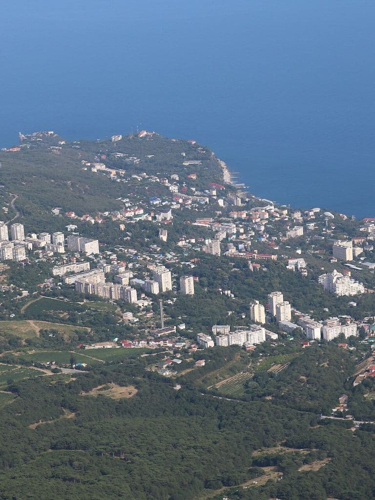 Вид с Ай-Петри на Кореиз и Гаспру: посёлки на склоне среди зелени, мыс Ай-Тодор и море