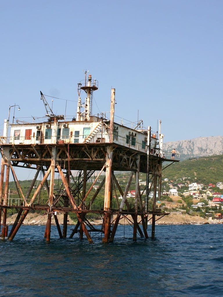 Океанографическая платформа на опорах в море у Кацивели, за ней — склоны Южного берега Крыма и горы