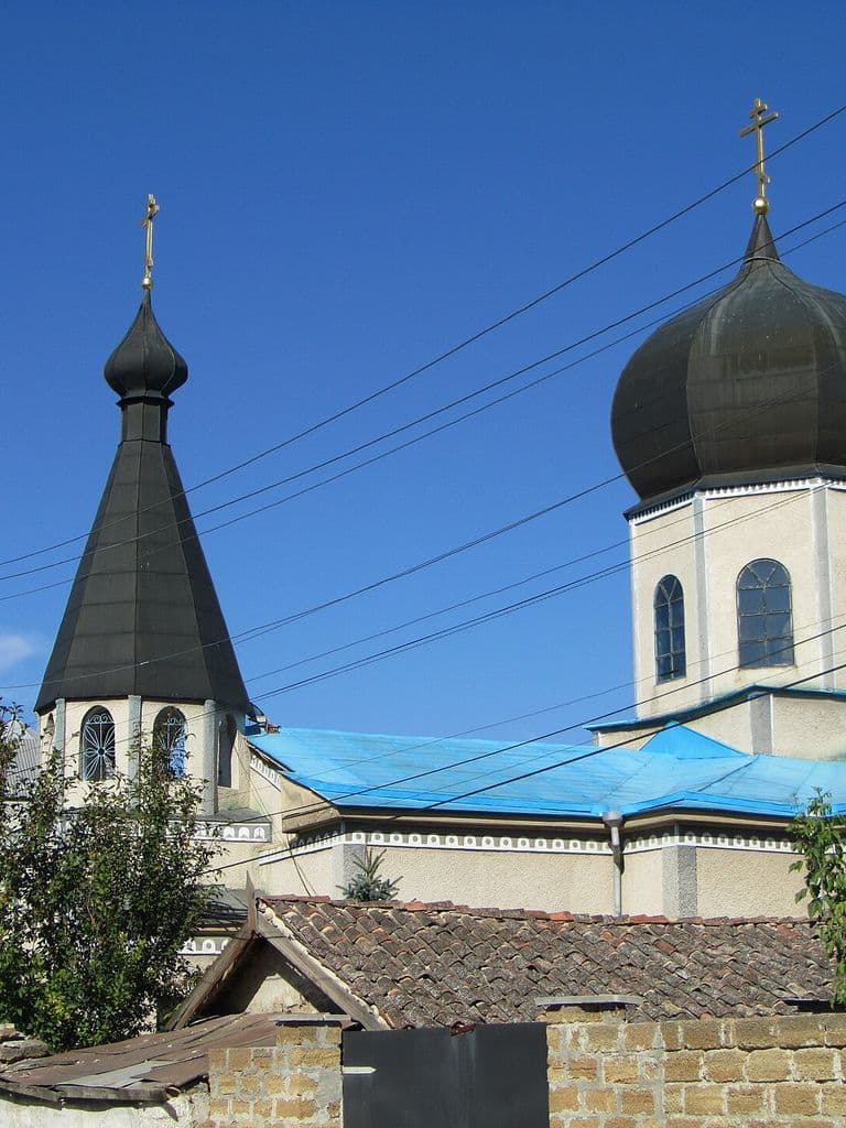 Свято-Никольский храм 1793 года в Белогорске: белые стены, тёмные купола и синяя кровля на фоне неба