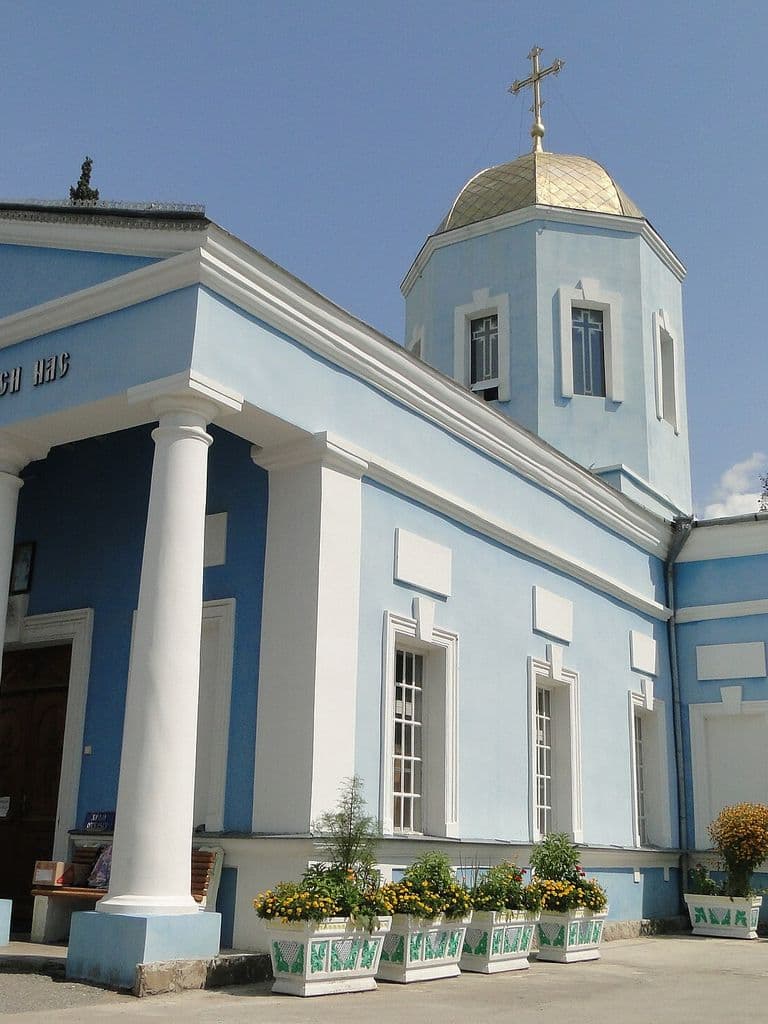 Свято-Покровский храм в Судаке: голубые стены, белые колонны портика и золотой купол на восьмигранном барабане